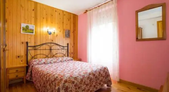 Hostal Pirineos, Varaa Hotelli Sarvise Sobrarbe