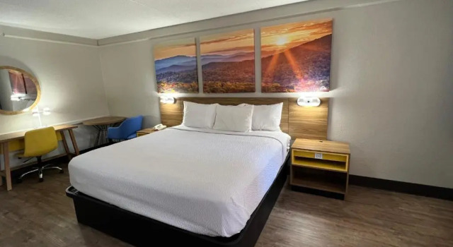 Номер Standard Days Inn by Wyndham Birmingham/West