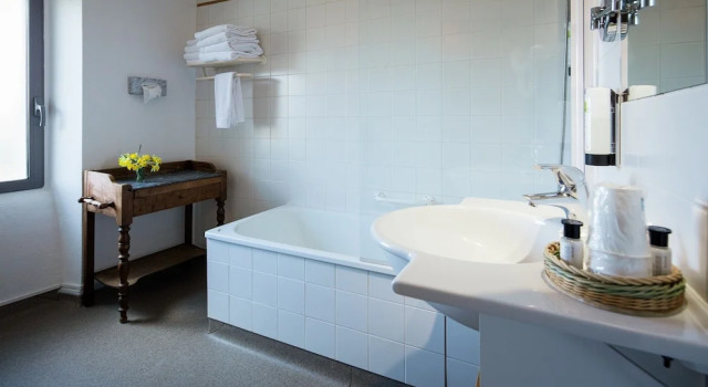 Четырёхместный номер Standard Logis Hôtel Restaurant de la Poste et La Grange Détente, espace bien-être