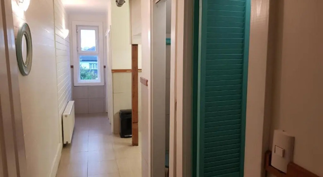 Кровать в общем номере Hostal Compass del Sur