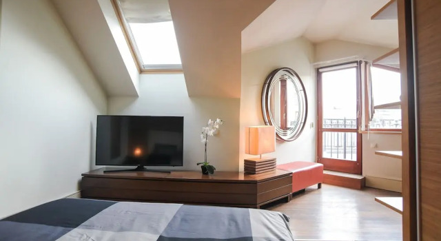 Pelicanstay Montaigne Apartments, Забронировать Апартаменты/квартира Отели Парижа с парковкой, рядом с Свято-Троицкий собор и Русский православный духовно-культурный центр, Парковка