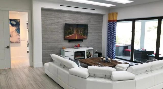 Коттедж IN CONSTRUCTION BEACH 5 Min WALK HEATED POOL OUTDOOR KITCHEN MODERN