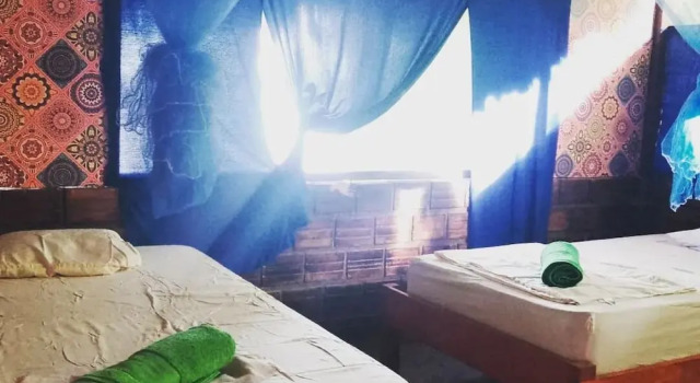 Кровать в общем номере Iquitos