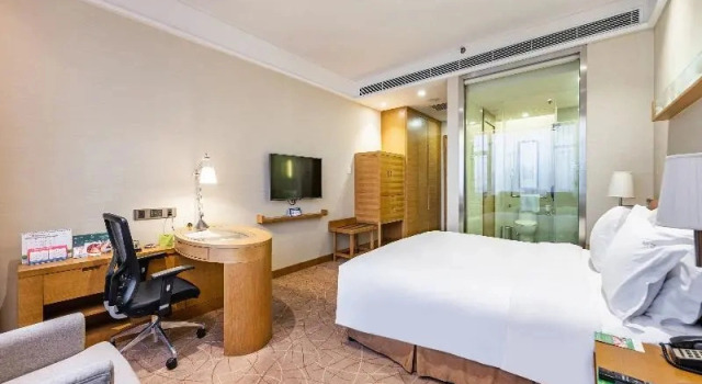 Двухместный номер Standard с балконом Holiday Inn Xi'an Big Goose Pagoda by IHG