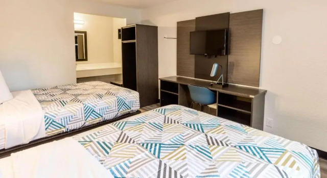 Четырёхместный номер Standard Motel 6 Carlsbad, CA - Near Legoland
