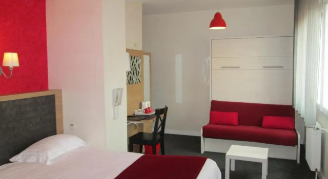 Четырёхместный номер Standard Hôtel Calme Des Pins & Spa