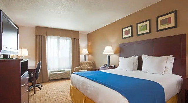 Люкс c 1 комнатой Holiday Inn Express Hotel & Suites Antigo by IHG