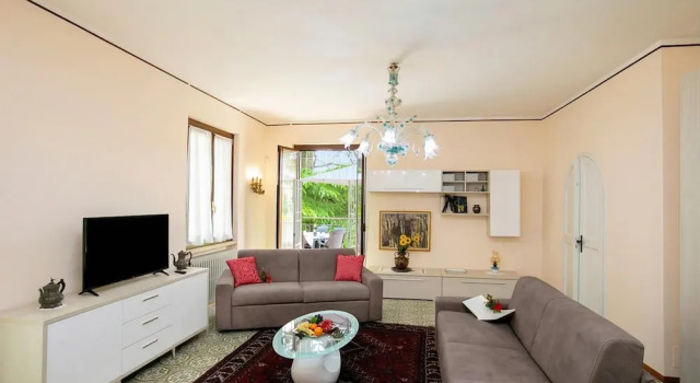 Семейные апартаменты с балконом Villa Alberti Apt Emma 900m from Garda lake with Shared Garden - Happy Rentals