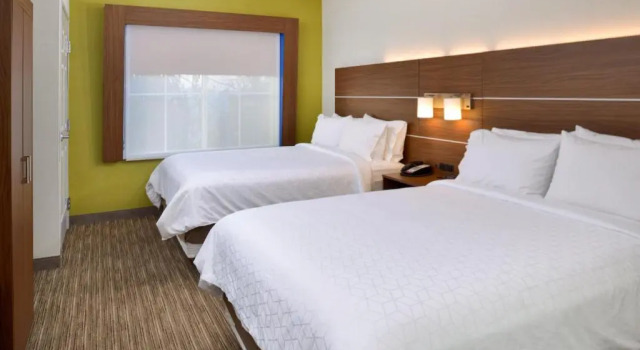 Четырёхместный номер Deluxe Holiday Inn Express Lodi by IHG