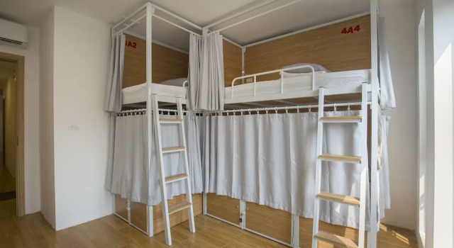 Кровать в общем номере с балконом и с видом на город D'annam Hostel Hanoi