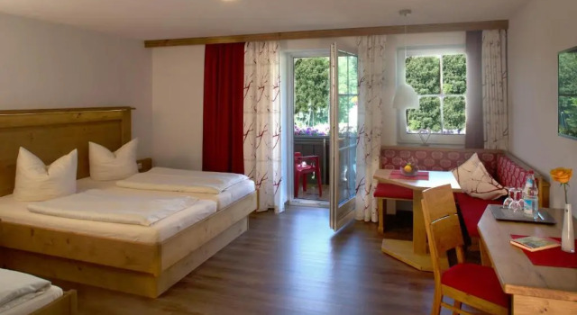 Трёхместный номер Standard с балконом Landhotel Schwarzenbach - Wellness & Spa