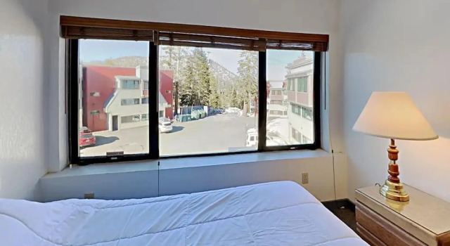 684 4 Bedroom Condo, Забронировать Дом для отпуска Коттеджи Маммот-Лейкс, рядом с Chair 7, Коттедж
