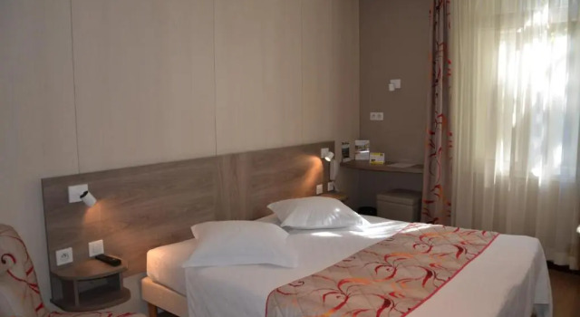 Семейный номер Standard Brit Hotel Confort Le Revest Sainte-Maxime