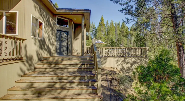 Stunning W/ Hot Tub & Expansive Deck 4 Bedroom Home