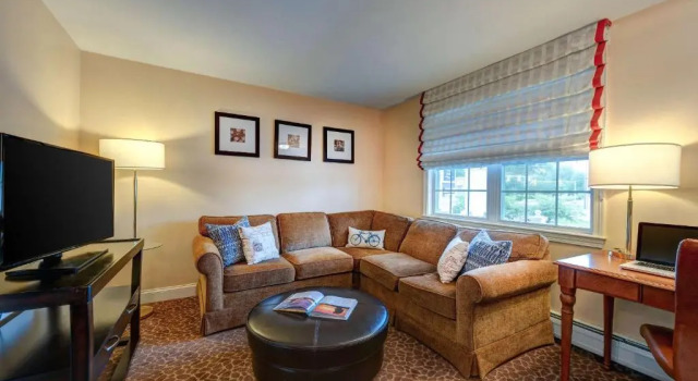 Люкс Port Inn and Suites Portsmouth, an Ascend Collection Hotel