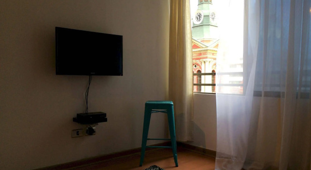 Open suites Bellas Artes, Забронировать Отель Сантьяго Столичный регион Сантьяго, рядом с Santa Lucia Station
