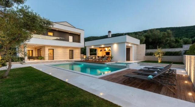 Вилла Luxurious Villa Laurea near Labin with Pool, Sauna & Sea View