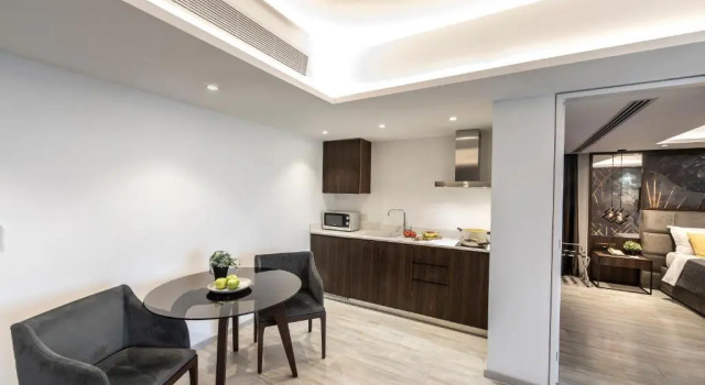 Семейный люкс с балконом Almond Business Hotel