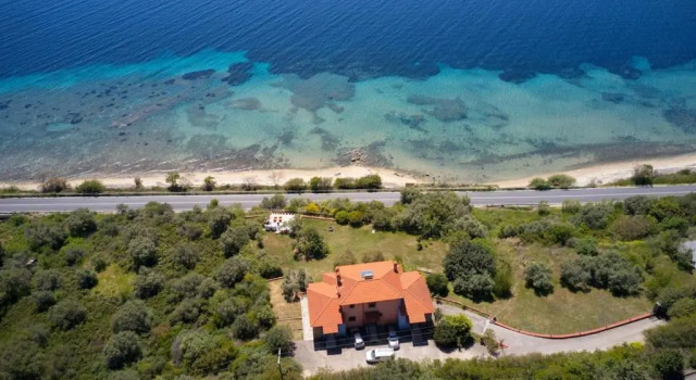 Коттедж Beachfront villa with huge garden, 3br, Halkidiki