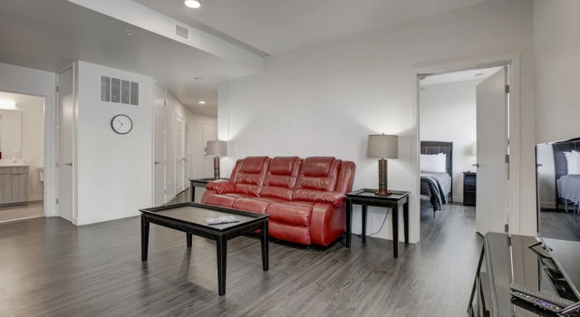 SoBe Denver Downtown Apartments, Забронировать Апартаменты/квартира Отели Денвера с парковкой, рядом с Бейсбольный стадион «Курс-филд», Парковка