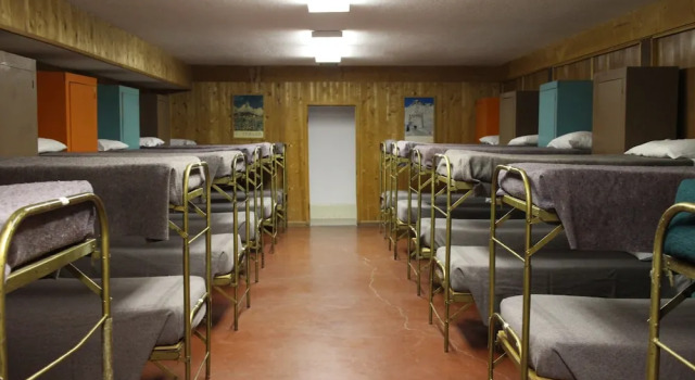 Кровать в общем номере (мужской номер) Chateau Apres Lodge