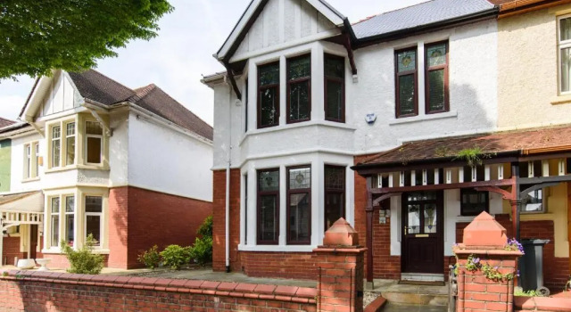 City Retreat, Spacious 4 Bed House, Games Room, Parking, Hot Tub & BBQ
