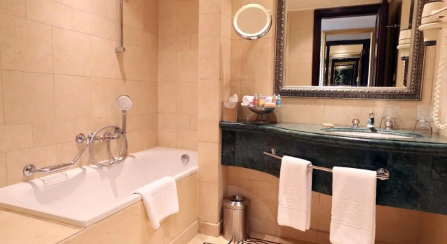 Двухместный номер Standard InterContinental Phoenicia Beirut by IHG