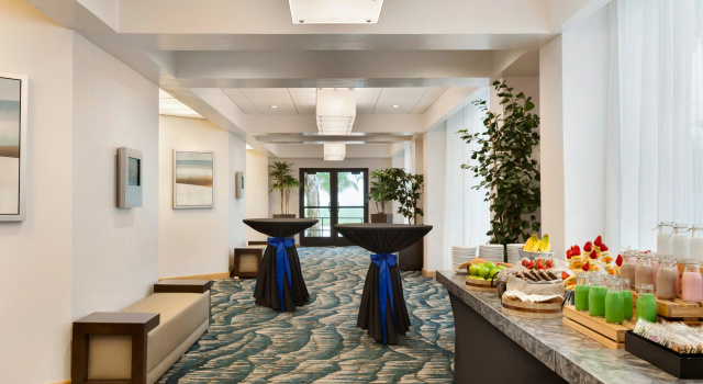 Embassy Suites San Luis Obispo, Забронировать Отель Отели Сан-Луис-Обиспо с бассейном, рядом с Гора Серро-Сан-Луис-Обиспо, Бассейн