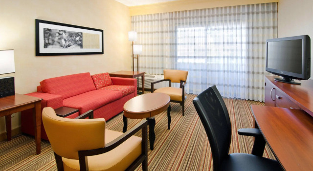 Четырёхместный люкс Courtyard by Marriott Albuquerque Airport