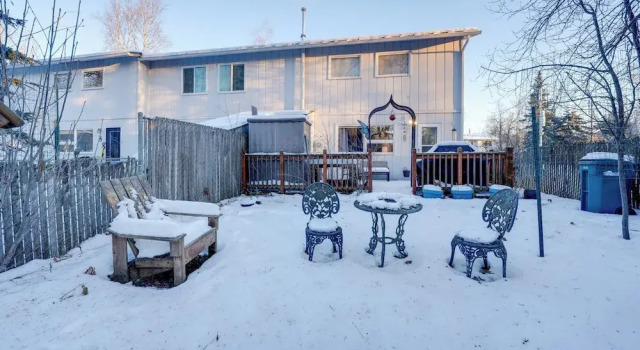 U-med District Townhome w/ Private Yard + Grill, Rezerwuj Apartament Anchorage Alaska