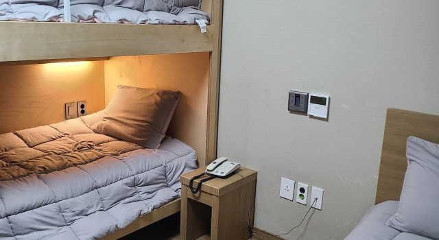 Кровать в общем номере (мужской номер) Nice Cat Hotel & Guest House