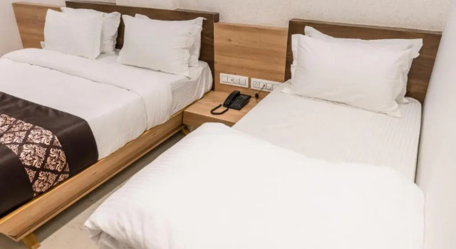 Двухместный номер Deluxe Meridian Hotel & Banquet