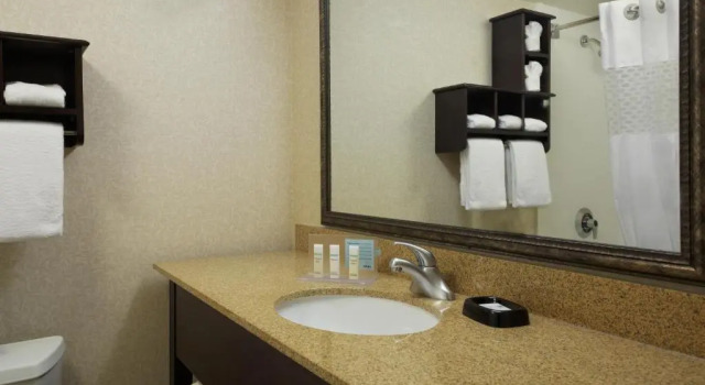 Двухместный номер Accessible Hampton Inn Charlotte University Place
