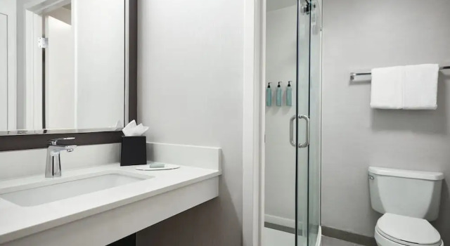 Люкс c 1 комнатой Courtyard St. Louis Westport Plaza