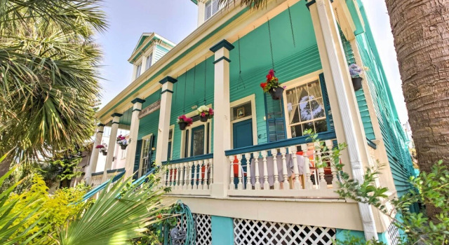 Vintage Galveston Apt < 1/2 Mi to Porretto Beach!