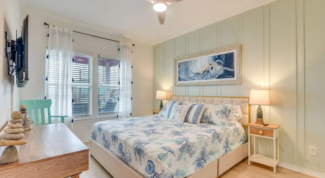 Коттедж Steps to Beach: Pet-friendly Crystal Beach Home