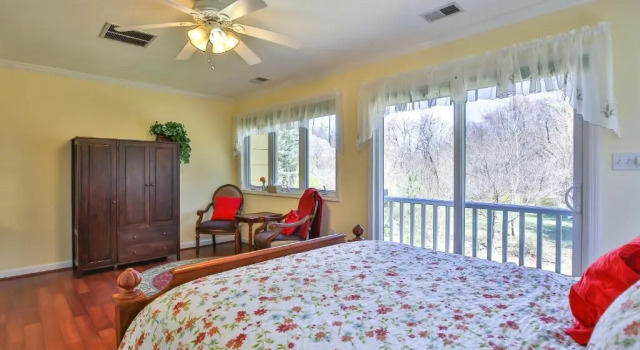 Трёхместный номер Standard с балконом Purcellville Home