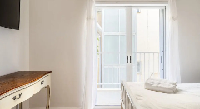 Bright & Sunny Apt in Trendy Location, Забронировать Отель Отели Тель-Авива с парковкой, рядом с Парк независимости, Парковка
