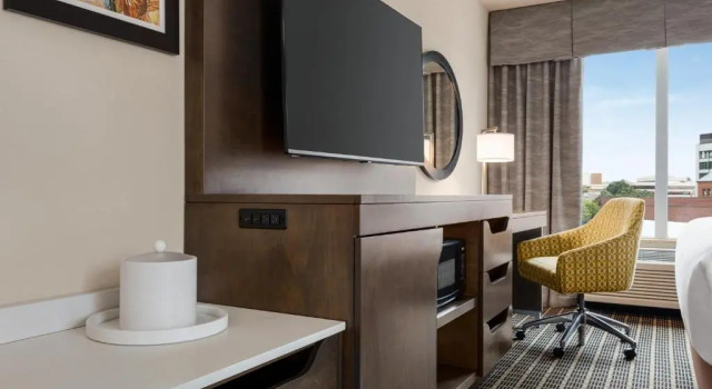 Номер Standard с балконом Hampton Inn & Suites Greenville-Downtown-Riverplace