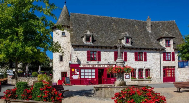 Двухместный номер Standard с балконом Demeures & Châteaux Auberge de la Tour - Hôtel & Restaurants - Marcolès Auvergne