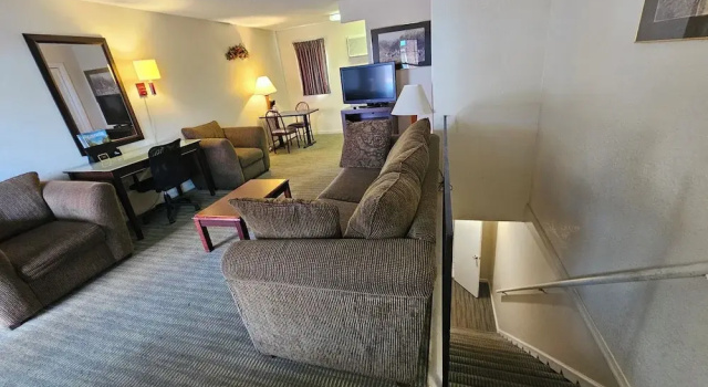 Люкс MERRIMAC INN & SUITES