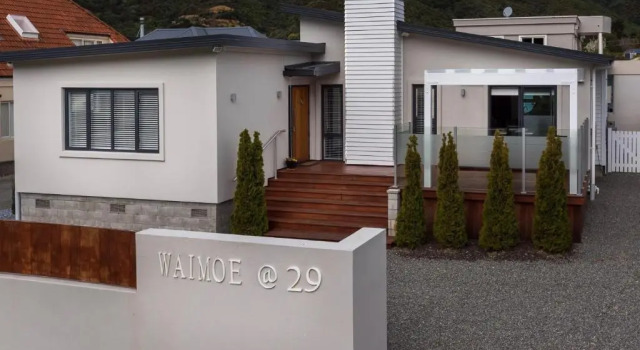 Poolside Retreat - Picton Holiday House Waikawa, Забронировать Отель Пиктон Marlborough Sounds