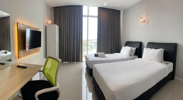 Двухместный номер Standard с балконом Stirling Suites Hotel &  Serviced Apartment