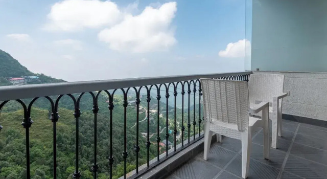 Четырёхместный семейный номер Standard с балконом и с красивым видом из окна Shining hills by Lawrence Hotels