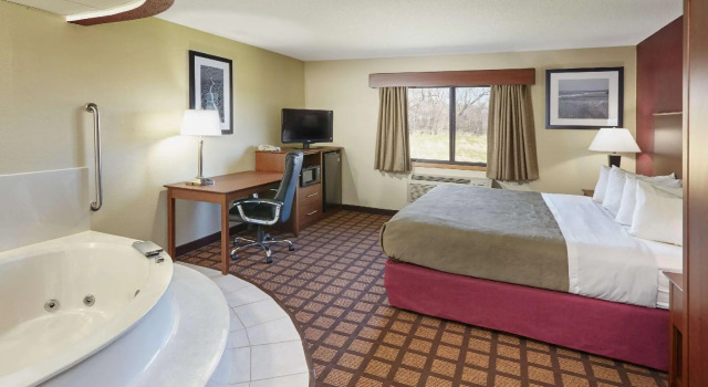 Двухместный люкс AmericInn by Wyndham Burlington