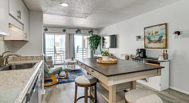 Walk to Pool & Beach! 3rd-floor Murrells Inlet Gem, Забронировать Апартаменты/квартира Пляж Гарден-Сити Южная Каролина