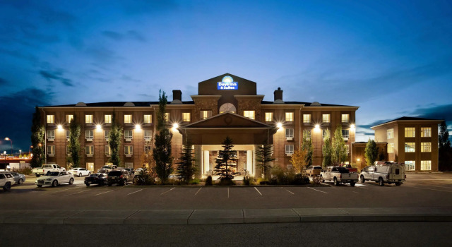Days Inn and Suites Strathmore, Varaa Hotelli Hotellit Southern Alberta pysäköinnillä, Pysäköinti
