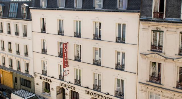 Кровать в общем номере Hotel Ariane Montparnasse by Patrick Hayat