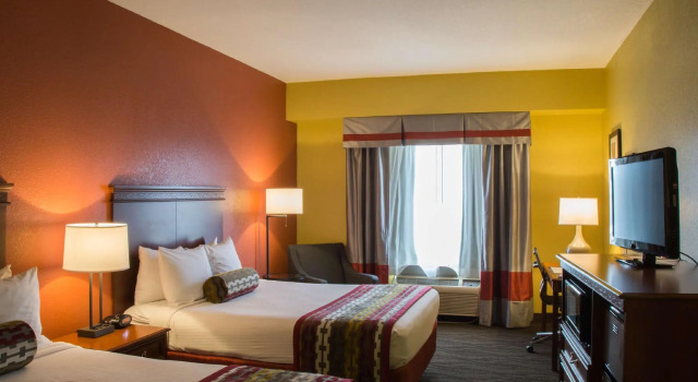 Четырёхместный номер Standard Executive Inn & Suites