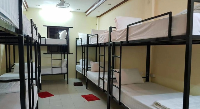 Кровать в общем номере Intouch Guest House